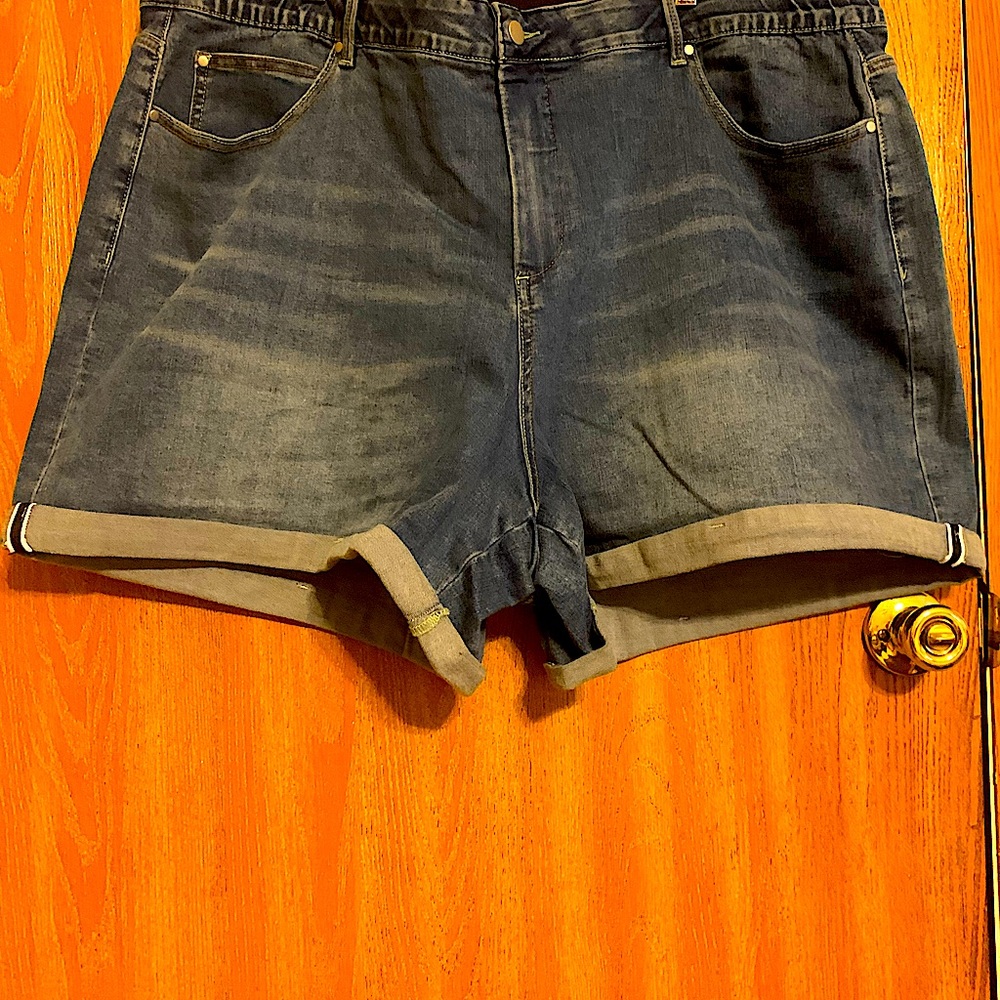 Avenue Plus Size 26/28 Denim Jean Shorts NWOT - Picture 3 of 3
